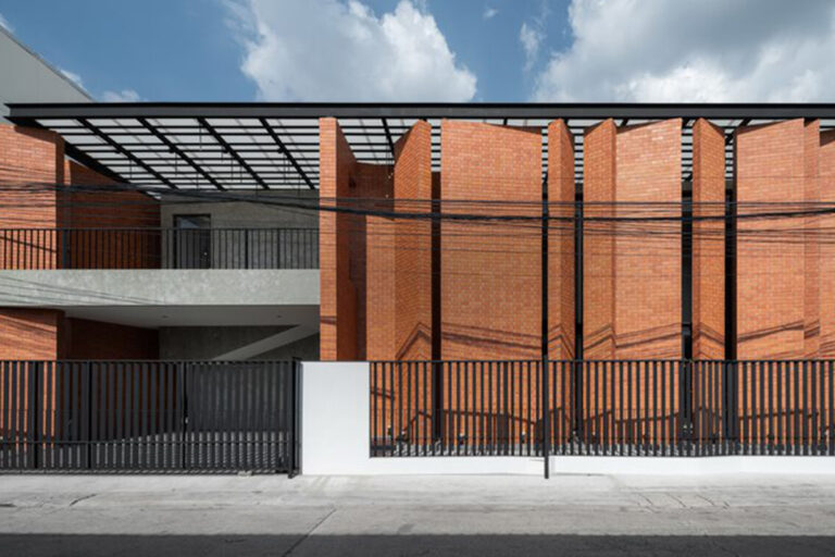Pakkret House บ้านท้าแดดสุดเท่ ยืนตัวเด่นหรา… ได้อย่างมีกึ๋น