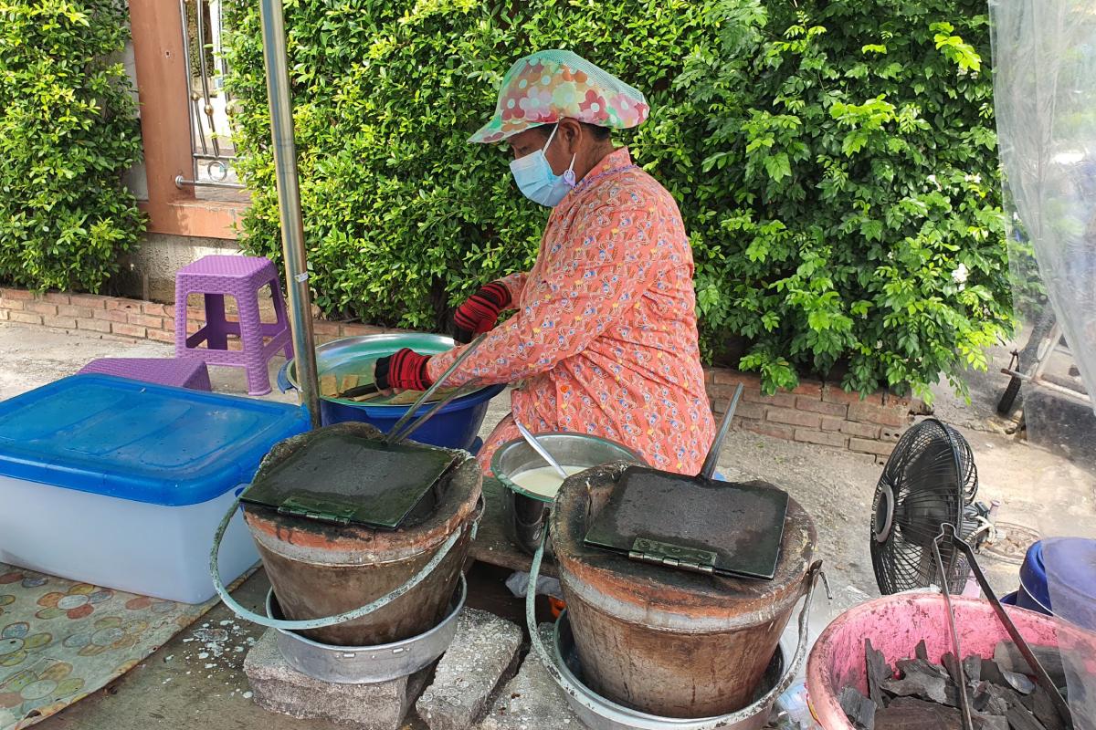 ขนมทองม้วนเตาถ่าน ขนมไทยโบราณ หาทานยาก ที่ ปราณบุรี ป้ารุ่ง