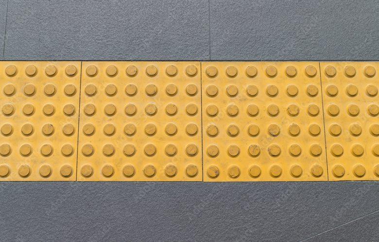 Braille Block แผ่นทางเดินเท้าที่ถูกออกแบบมาสำหรับผู้พิการทางสายตา