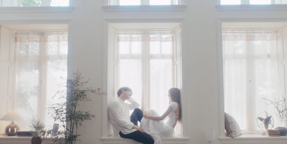 ในมิวสิกวิดีโอ "DREAM" ของลิซ่า