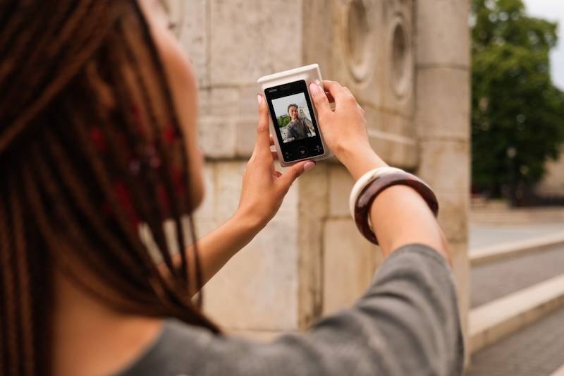  ครั้งแรก! instax มาพร้อม “กล้องหน้า” 