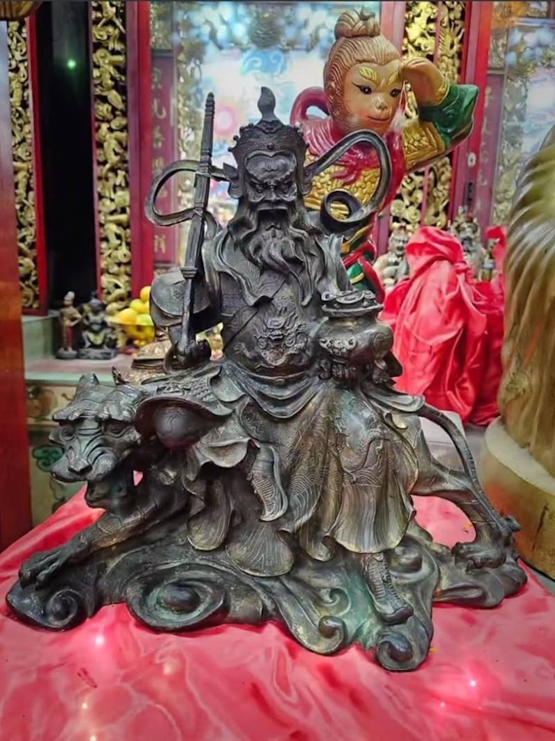 ศาลเจ้าพ่อเสือ เสาชิงช้า