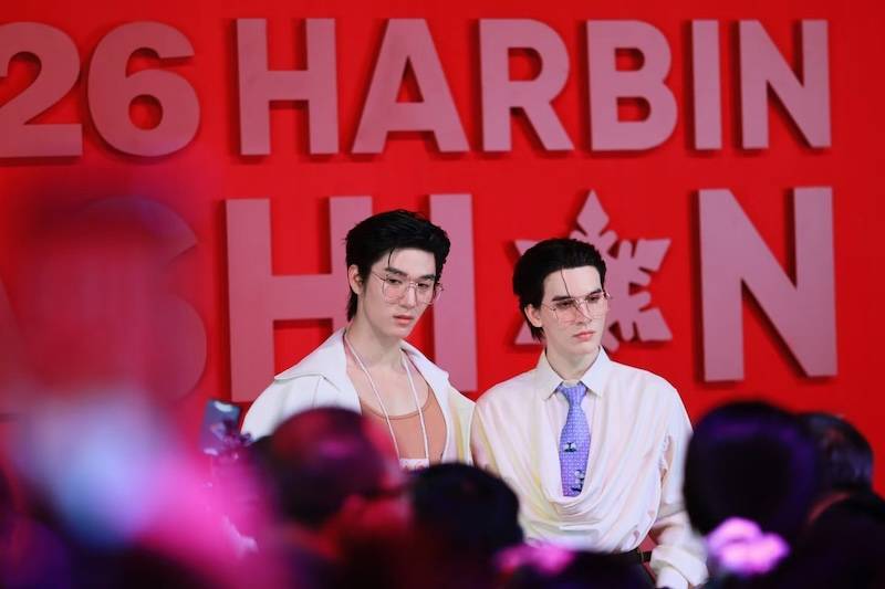 หล่อสร้างเรื่อง! “มอส–แบงค์” ปรากฏตัวบนรันเวย์ Harbin Fashion Week 2026 ตอกย้ำความปัง Thai Power ในจีน