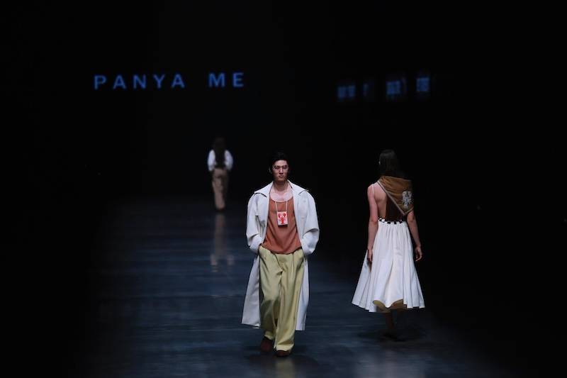 หล่อสร้างเรื่อง! “มอส–แบงค์” ปรากฏตัวบนรันเวย์ Harbin Fashion Week 2026 ตอกย้ำความปัง Thai Power ในจีน