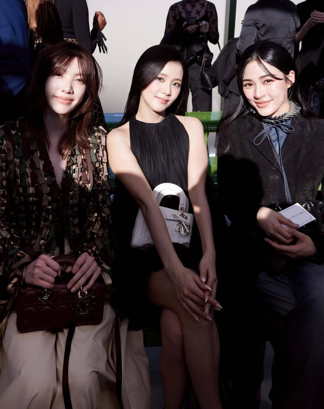 ทุบทุกสถิติ! เมื่อ ‘หลิงหลิง-ออม’ ขึ้นแท่นเบอร์ 1 ของโลก สะเทือนรันเวย์ปารีส!